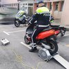 15-letni fant padel z mopedom, mama prišla na kraj nesreče, očeta čaka hitri postopek