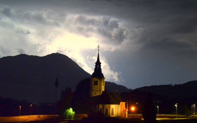 Nebo je bilo razsvetljeno od bliskov in strel v Škofji Loki FOTO: Elvira Cokan