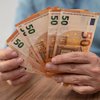 Bo letni dodatek pravično razdeljen? Bralci imate različna mnenja: »Kje je tu logika!«