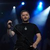 Uganete, kateri slovenski evropski poslanec potrdil, da bo v soboto pel Thompsonove pesmi?